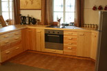 kuchyň z borového dřeva