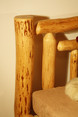 detail manželské postele z olšového dřeva (OD-01)